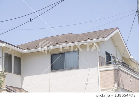 日本の戸建て住宅の切妻屋根、破風板、白い外壁の家と青空 日本の戸建て住宅の切妻屋根、破風板、白い外壁の家と青空 139654475