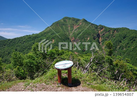 甲子山の山頂案内板と旭岳の眺望 甲子山の山頂案内板と旭岳の眺望 139654807
