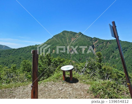 甲子山山頂の標柱と展望 甲子山山頂の標柱と展望 139654812