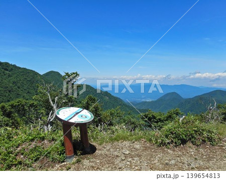 山頂からの雄大な雲と山並み 山頂からの雄大な雲と山並み 139654813