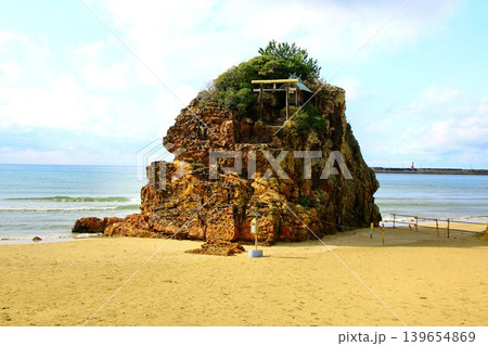 国譲り神話の舞台… 日本海と美しい砂浜『稲佐の浜・弁天島』 139654869