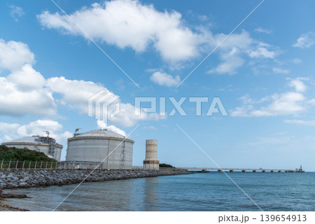 沖縄の天然ガス火力発電所のLNGタンクと海上に伸びるパイプ 沖縄の天然ガス火力発電所のLNGタンクと海上に伸びるパイプ 139654913