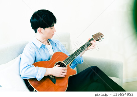 ギターを弾く男性 139654952
