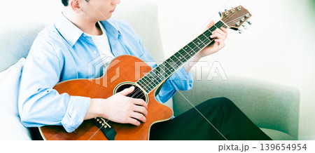 ギターを弾く男性 139654954