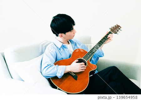 ギターを弾く男性 ギターを弾く男性 139654958