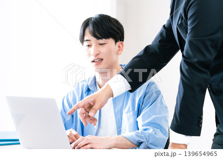 上司から指示を受ける若い男性 上司から指示を受ける若い男性 139654965