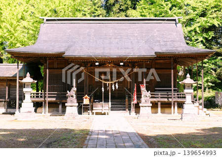 【白鷹町　源義家によって創建されたという神社「鮎貝八幡宮」拝殿】 139654993