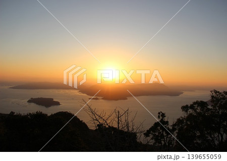 瀬戸内の夜明け。弥山山頂から望む光り輝く島々と広島の街並み 瀬戸内の夜明け。弥山山頂から望む光り輝く島々と広島の街並み 139655059