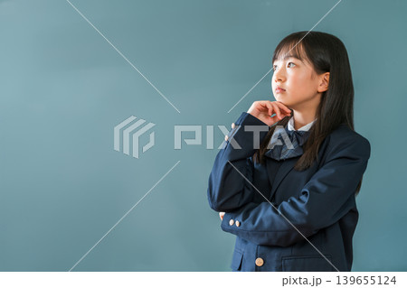 教室の黒板の前で考える,悩む制服姿の小学生,中学生,高校生の女の子 教室の黒板の前で考える,悩む制服姿の小学生,中学生,高校生の女の子 139655124