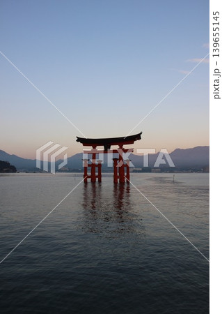 厳島神社 大鳥居 世界遺産の夜明け! 広島県宮島 世界遺産 絶景 風景 厳島神社 大鳥居 世界遺産の夜明け! 広島県宮島 世界遺産 絶景 風景 139655145