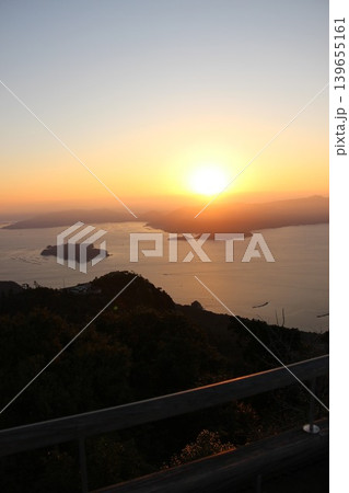 広島県廿日市市 宮島 弥山展望台から朝日を浴びる瀬戸内海の多島美と市街地 広島県廿日市市 宮島 弥山展望台から朝日を浴びる瀬戸内海の多島美と市街地 139655161