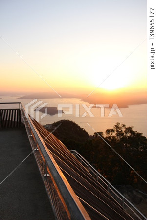 広島県廿日市市 宮島 弥山展望台から朝日を浴びる瀬戸内海の多島美と市街地 139655177