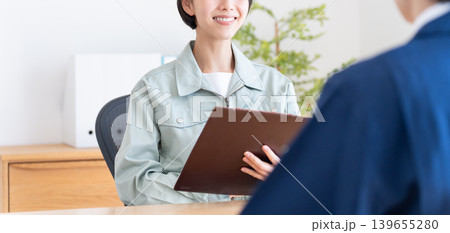 会議する作業着のビジネスマン男女 会議する作業着のビジネスマン男女 139655280
