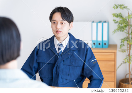 会議する作業着のビジネスマン男女 会議する作業着のビジネスマン男女 139655282