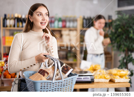 Young woman choosing groceries in the supermarket 139655303