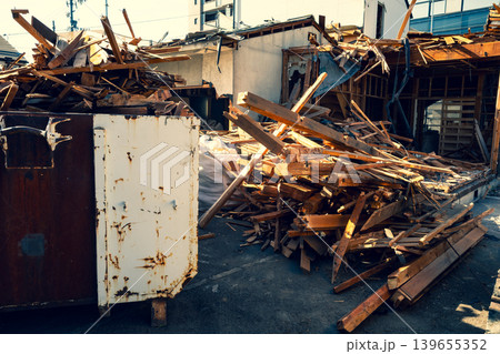 木造家屋の解体工事現場 a-3 暖色寒色強調 木造家屋の解体工事現場 a-3 暖色寒色強調 139655352