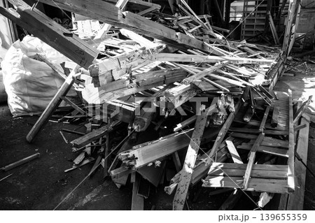 木造家屋の解体工事現場　b-5 モノクロ 139655359