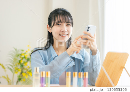 朝支度をする若い女性 スマホ 朝支度をする若い女性 スマホ 139655396