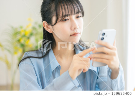 スマホを見て考える女性 スマホを見て考える女性 139655400