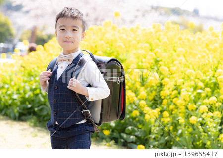 菜の花畑で遊ぶ男の子 139655417