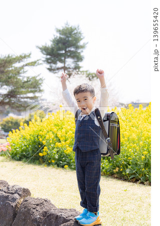 菜の花畑で遊ぶ男の子 菜の花畑で遊ぶ男の子 139655420