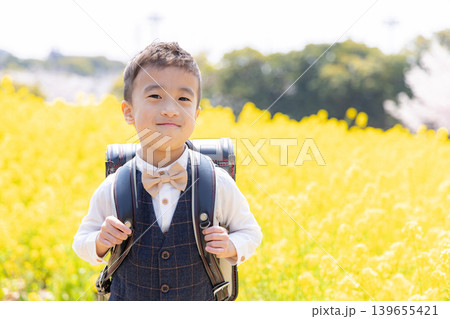 菜の花畑で遊ぶ男の子 菜の花畑で遊ぶ男の子 139655421
