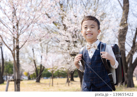 小学校に入学する可愛い小学生 小学校に入学する可愛い小学生 139655422