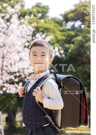 小学校に入学する可愛い小学生 小学校に入学する可愛い小学生 139655425