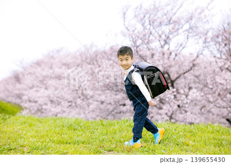桜の咲く公園を歩く新一年生 桜の咲く公園を歩く新一年生 139655430