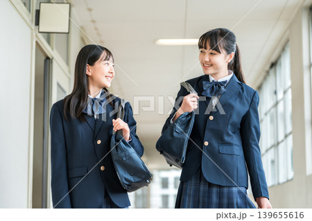 学校の廊下を歩く制服姿の小学生・中学生・高校生・女子高生 139655616