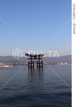広島県廿日市市 宮島 厳島神社の鳥居と千畳閣 修理が行われている五重塔の朝景 139655633
