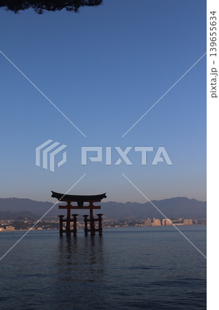 広島県廿日市市 宮島 厳島神社の鳥居と千畳閣 修理が行われている五重塔の朝景 広島県廿日市市 宮島 厳島神社の鳥居と千畳閣 修理が行われている五重塔の朝景 139655634