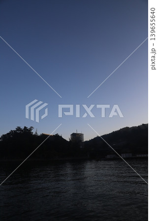 広島県廿日市市 宮島 厳島神社の鳥居と千畳閣 修理が行われている五重塔の朝景 139655640