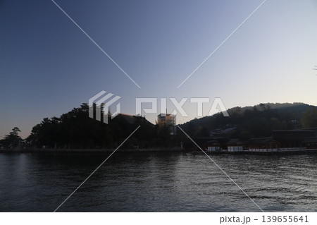広島県廿日市市 宮島 厳島神社の鳥居と千畳閣 修理が行われている五重塔の朝景 広島県廿日市市 宮島 厳島神社の鳥居と千畳閣 修理が行われている五重塔の朝景 139655641