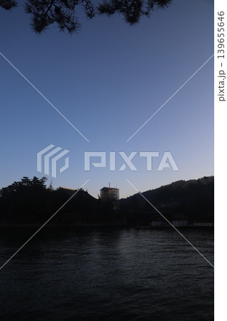 広島県廿日市市 宮島 厳島神社の鳥居と千畳閣 修理が行われている五重塔の朝景 139655646