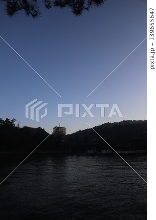 広島県廿日市市 宮島 厳島神社の鳥居と千畳閣 修理が行われている五重塔の朝景 139655647
