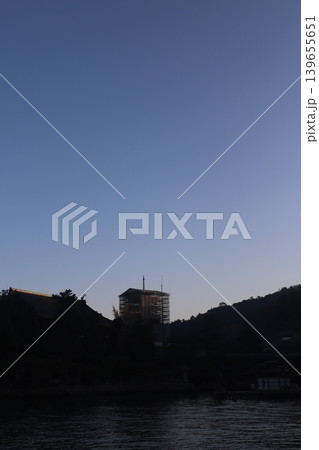 広島県廿日市市 宮島 厳島神社の鳥居と千畳閣 修理が行われている五重塔の朝景 139655651