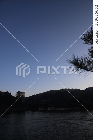 広島県廿日市市 宮島 厳島神社の鳥居と千畳閣 修理が行われている五重塔の朝景 広島県廿日市市 宮島 厳島神社の鳥居と千畳閣 修理が行われている五重塔の朝景 139655652