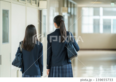 学校の廊下を歩く友達の後ろ姿(制服姿の小学生・中学生・高校生・女子高生) 学校の廊下を歩く友達の後ろ姿(制服姿の小学生・中学生・高校生・女子高生) 139655733