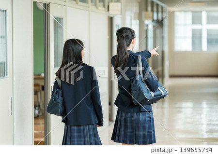 学校の廊下を歩く友達の後ろ姿(制服姿の小学生・中学生・高校生・女子高生) 学校の廊下を歩く友達の後ろ姿(制服姿の小学生・中学生・高校生・女子高生) 139655734