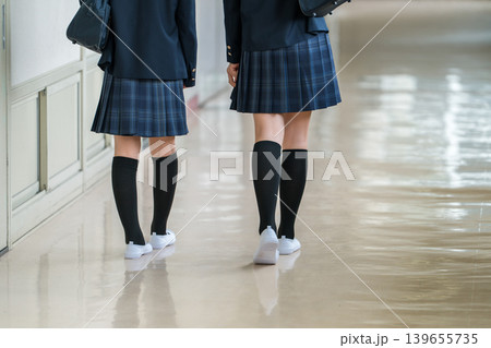 学校の廊下を歩く友達の後ろ姿の足元(制服姿の小学生・中学生・高校生・女子高生) 学校の廊下を歩く友達の後ろ姿の足元(制服姿の小学生・中学生・高校生・女子高生) 139655735