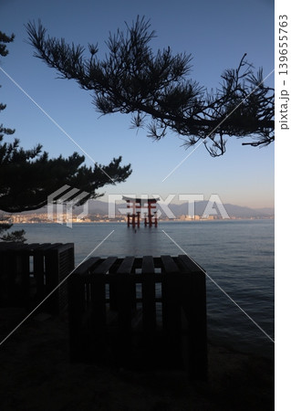 広島県宮島 厳島神社の火焼前と朝日を浴びる大鳥居 修理中の五重塔と千畳閣の風景 139655763
