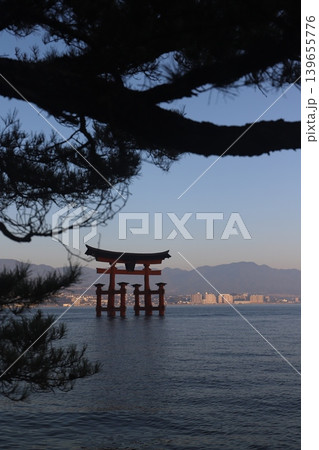 広島県宮島 厳島神社の火焼前と朝日を浴びる大鳥居 修理中の五重塔と千畳閣の風景 139655776
