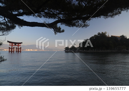 広島県宮島 厳島神社の火焼前と朝日を浴びる大鳥居 修理中の五重塔と千畳閣の風景 広島県宮島 厳島神社の火焼前と朝日を浴びる大鳥居 修理中の五重塔と千畳閣の風景 139655777