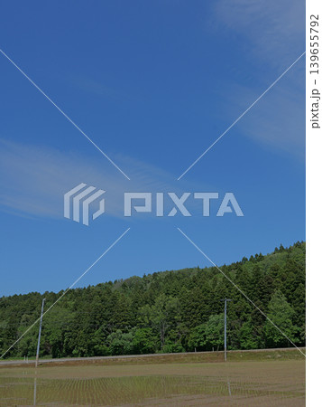 山里の爽やかな青空の風景 山里の爽やかな青空の風景 139655792