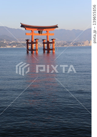 広島県廿日市市 宮島 厳島神社 昇る朝日に照らされる鮮やかな朱色の大鳥居 広島県廿日市市 宮島 厳島神社 昇る朝日に照らされる鮮やかな朱色の大鳥居 139655856