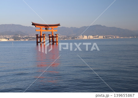広島県廿日市市 宮島 厳島神社 昇る朝日に照らされる鮮やかな朱色の大鳥居 広島県廿日市市 宮島 厳島神社 昇る朝日に照らされる鮮やかな朱色の大鳥居 139655867