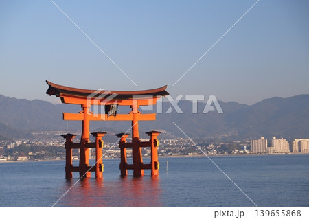 広島県廿日市市 宮島 厳島神社 昇る朝日に照らされる鮮やかな朱色の大鳥居 広島県廿日市市 宮島 厳島神社 昇る朝日に照らされる鮮やかな朱色の大鳥居 139655868