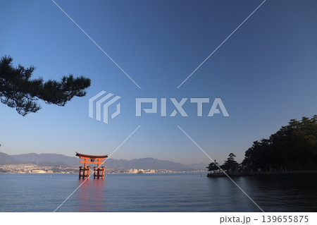 広島県廿日市市 宮島 厳島神社 昇る朝日に照らされる鮮やかな朱色の大鳥居 広島県廿日市市 宮島 厳島神社 昇る朝日に照らされる鮮やかな朱色の大鳥居 139655875