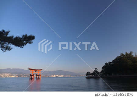 広島県廿日市市 宮島 厳島神社 昇る朝日に照らされる鮮やかな朱色の大鳥居 広島県廿日市市 宮島 厳島神社 昇る朝日に照らされる鮮やかな朱色の大鳥居 139655876